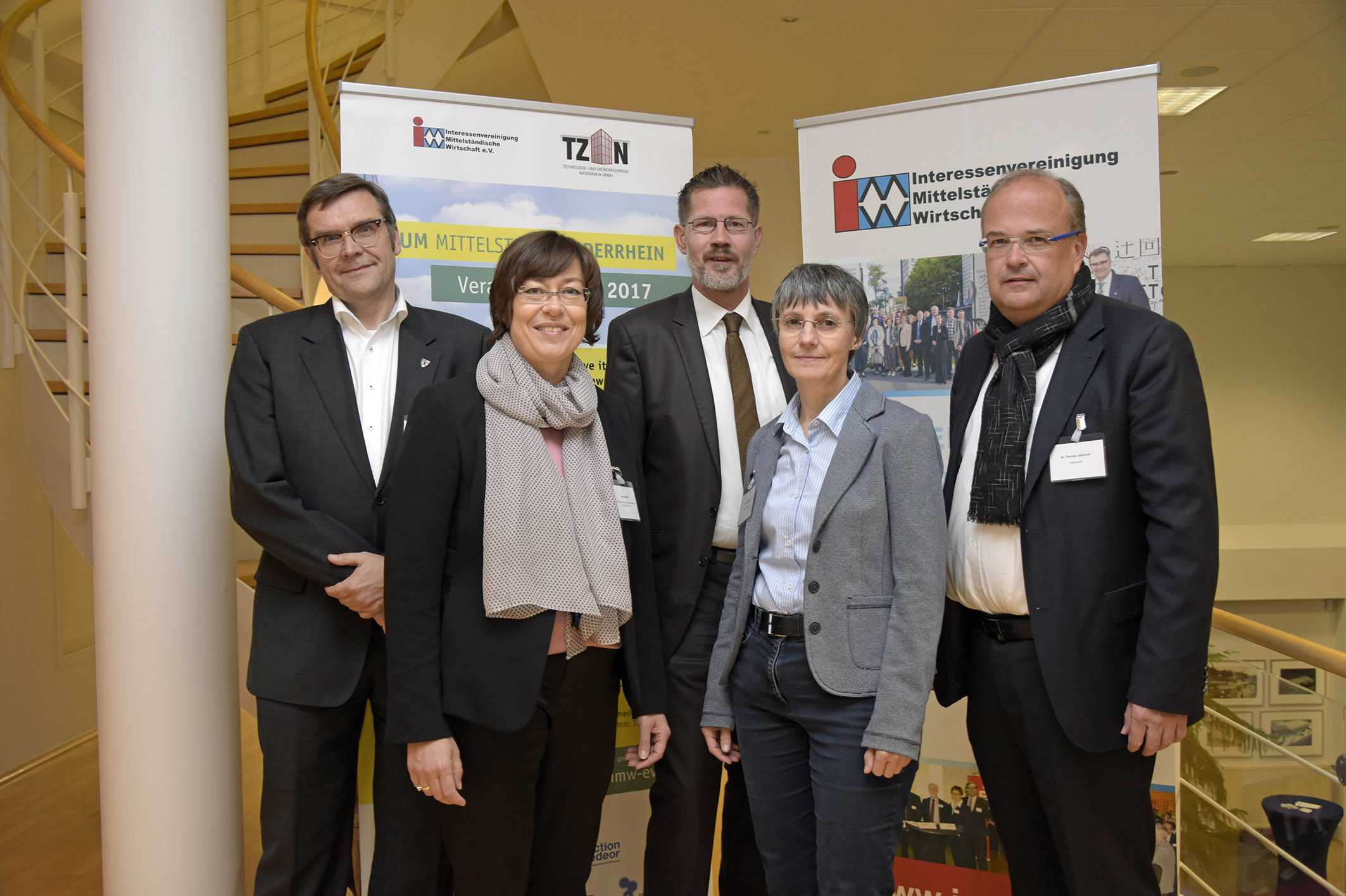 Die Referenten, Diskutanten und Organisatoren des Forum Mittelstand Niederrhein in Tönisvorst auf einem Foto.