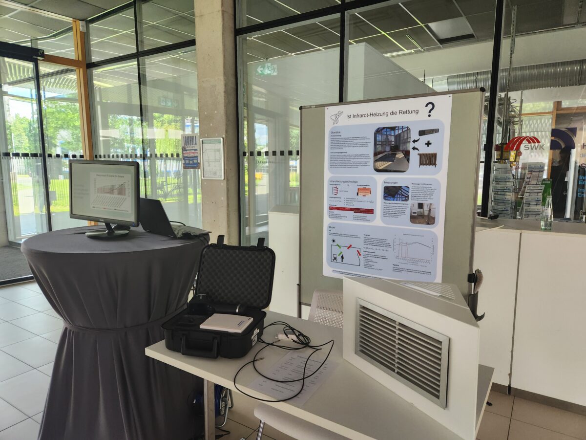 Informationsstand der Projektgruppe im Foyer des J-Gebäudes der HSNR.