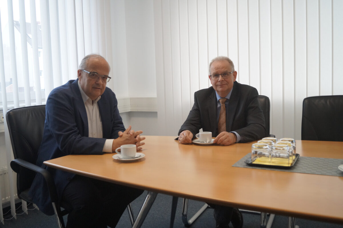 Ansprechpartner für den künftigen Gewerbepark sind Dr. Thomas Jablonski (l.) und Axel Schaefers von der WFG. Foto: WFG