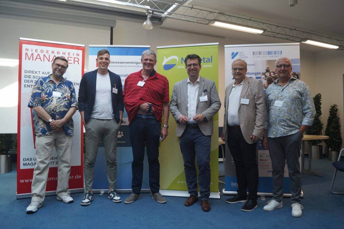 Prof. Dr. Thomas Merz (ganz r.) moderierte den Abend in Nettetal. Neben ihm: (v.l.) Udo M. Strenge (Interessenvereinigung Mittelständische Wirtschaft), der ehemalige Handball-Profi Luis Villgrattner, Meinolf Sprink (Bayer 04 Leverkusen GmbH), Bürgermeister Christian Küsters und WFG-Geschäftsführer Dr. Thomas Jablonski. Foto: WFG