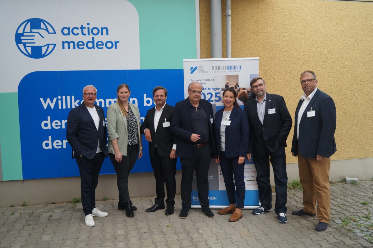 WFG-Geschäftsführer Dr. Thomas Jablonski (M.) und Gastgeberin Dr. Angela Zeithammer von action medeor freuten sich über die starke Resonanz. Auf dem Podium standen an diesem Abend (v.l.) Moderator Prof. Dr. Thomas Merz, Unternehmerin Franziska Lynders-Kox, Steuerberater Holger Latzel, Udo M. Strenge (Interessenvereinigung Mittelständische Wirtschaft) und Mathias Brockmann (WFG). Foto: WFG