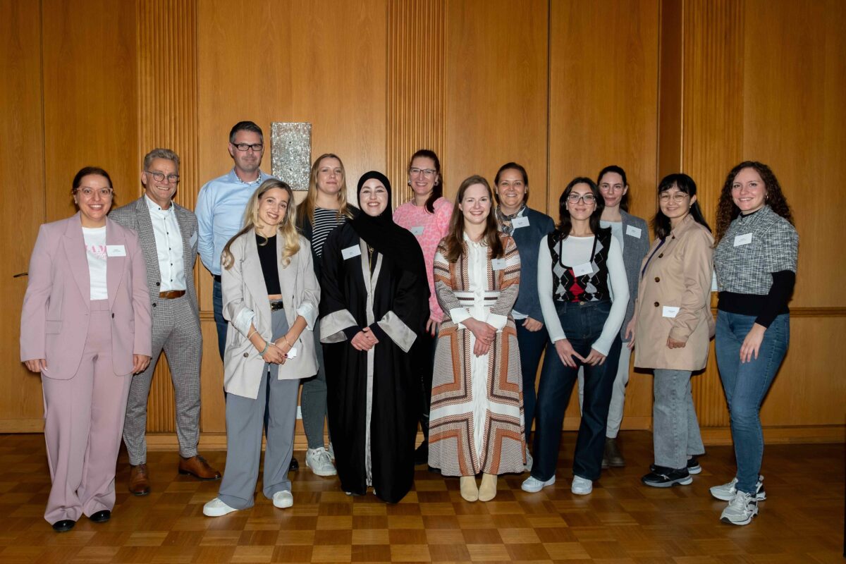 Die Mentees freuen sich zusammen mit den Mentorinnen und Mentoren auf den Austausch in den kommenden Monaten. Die Organisation liegt in den Händen von Paskalia Mpairaktari von der Hochschule Niederrhein (ganz links) und Josefina Flügels von der WFG (ganz rechts). Foto: WFG