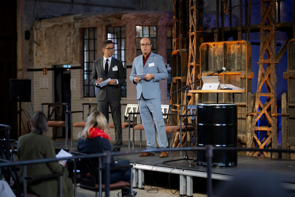 Markus Langenbach von Rudolf Müller Medien (l.) und Projektleiter Armin Möller von der WFG Kreis Viersen moderierten die Veranstaltung. Foto: Simon Erath