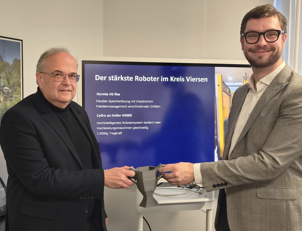 Herzlichen Glückwunsch: WFG-Geschäftsführer Dr. Thomas Jablonski gratuliert Steffen Mallon zum Digital-Pokal. Foto: WFG