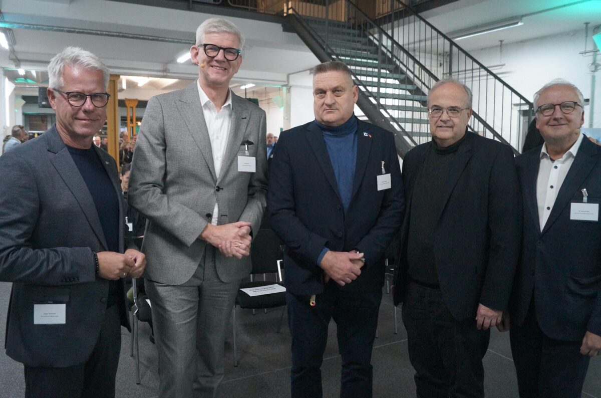 Nach der Begrüßung durch Andreas Winkler (M.), zweiter stellvertretender Bürgermeister der Stadt Willich, informierten und diskutierten IHK-Hauptgeschäftsführer Jürgen Steinmetz, „ecopark“-Geschäftsführer Uwe Haring und WFG-Geschäftsführer Dr. Thomas Jablonksi (v.l.) auf dem Podium. Moderiert wurde der Abend von Prof. Dr. Thomas Merz. Foto: WFG