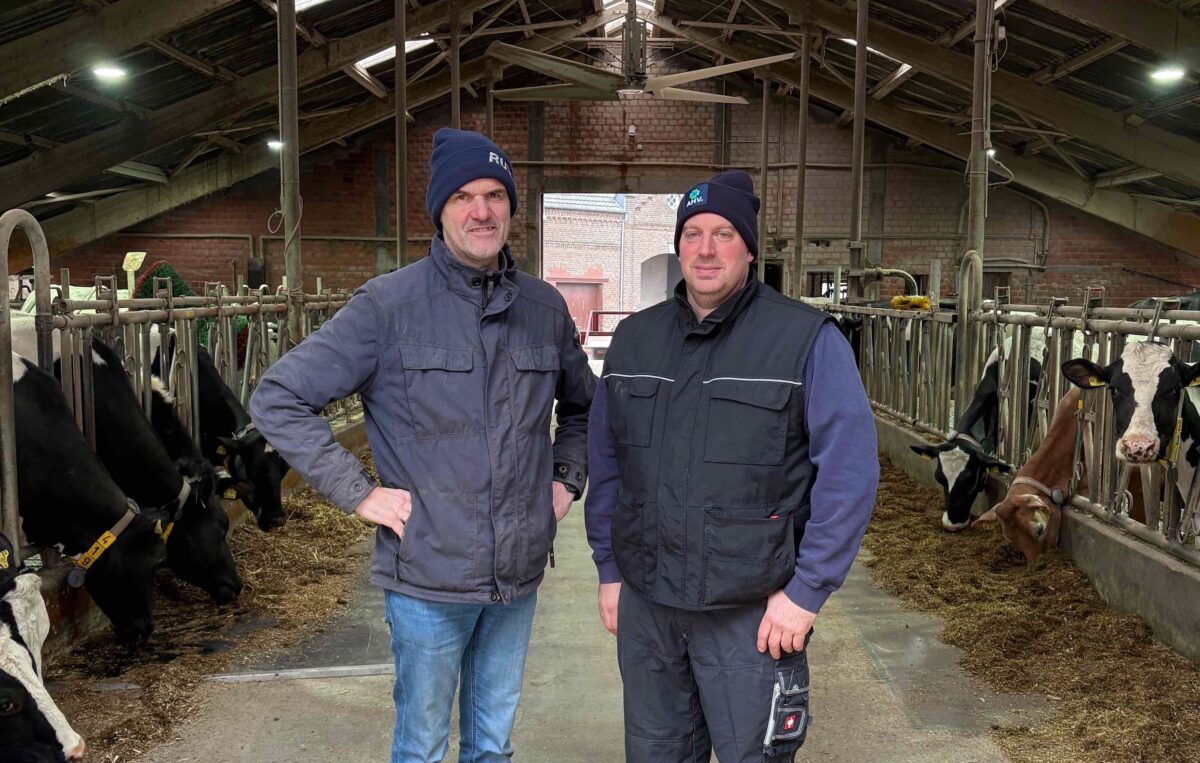 WFG-Berater Theo Lenzen (l.) besucht täglich Landwirte wie Christoph Tenhaef und tauscht sich dabei auch mit ihnen über aktuelle Entwicklungen aus. Foto: WFG