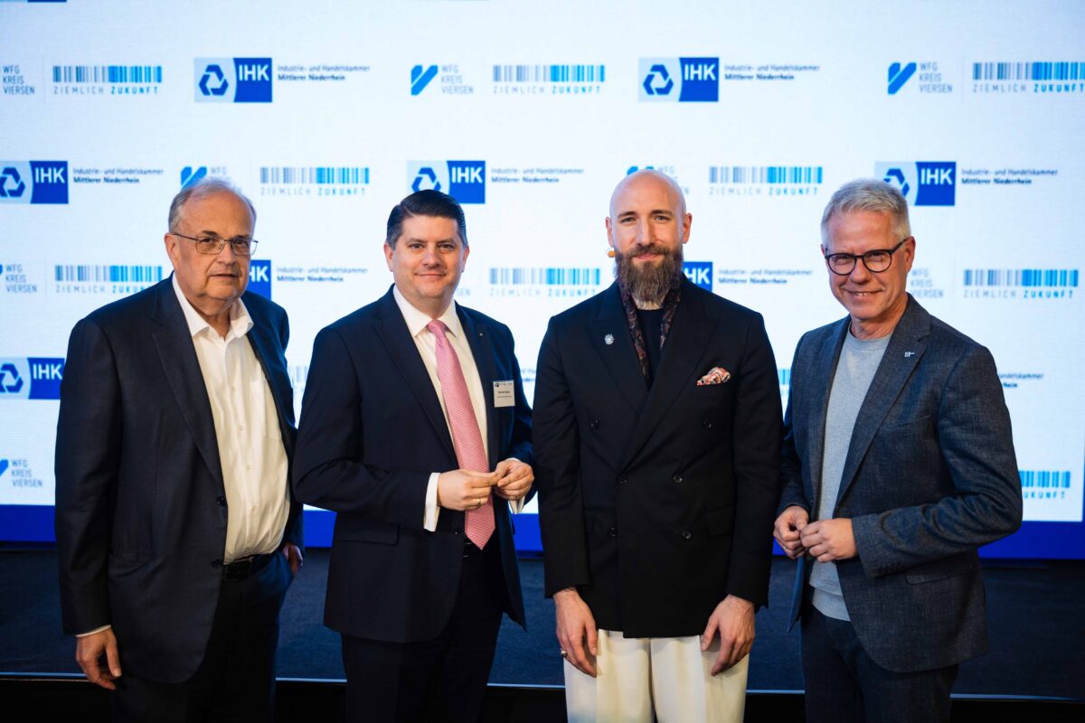 Ein Pionier in Sachen KI: Dominic von Proeck (2.v.r.) wurde in Grefrath begrüßt von WFG-Geschäftsführer Dr. Thomas Jablonski, Landrat Bennet Gielen und IHK-Hauptgeschäftsführer Jürgen Steinmetz (v.l.). Foto: Felix Küster/IHK Mittlerer Niederrhein