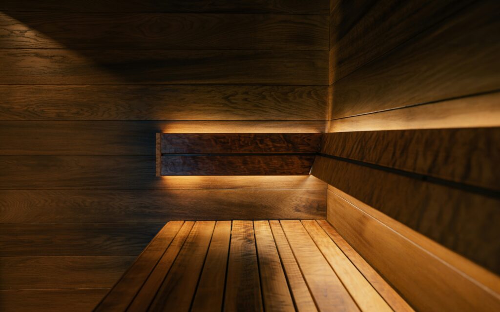 Hölzerne Sauna mit warmem Umgebungslicht und Holzbänken