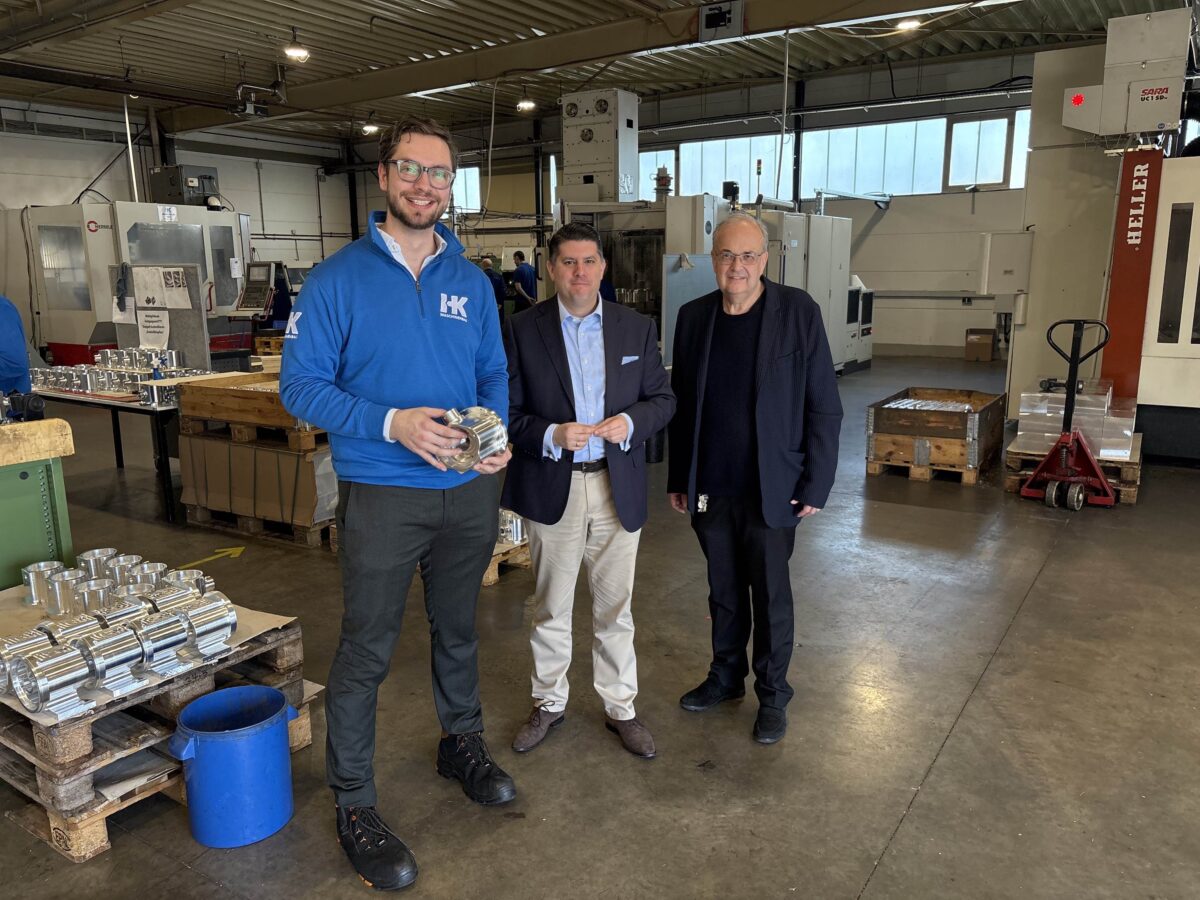 Unternehmer Steffen Mallon führte Landrat Bennet Gielen und WFG-Geschäftsführer Dr. Thomas Jablonski (v.l.) durch den Betrieb. Foto: WFG