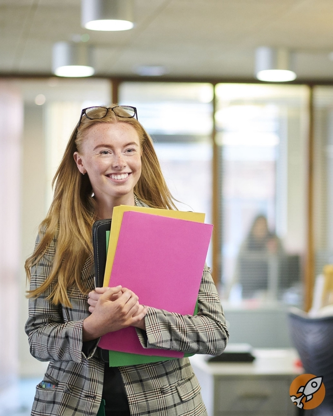 Ob im Büro oder in der Werkshalle: Jugendliche können tageweise unterschiedliche Unternehmen kennenlernen und so verschiedene Berufe direkt vor Ort erleben. Foto: iStock.com/sturti