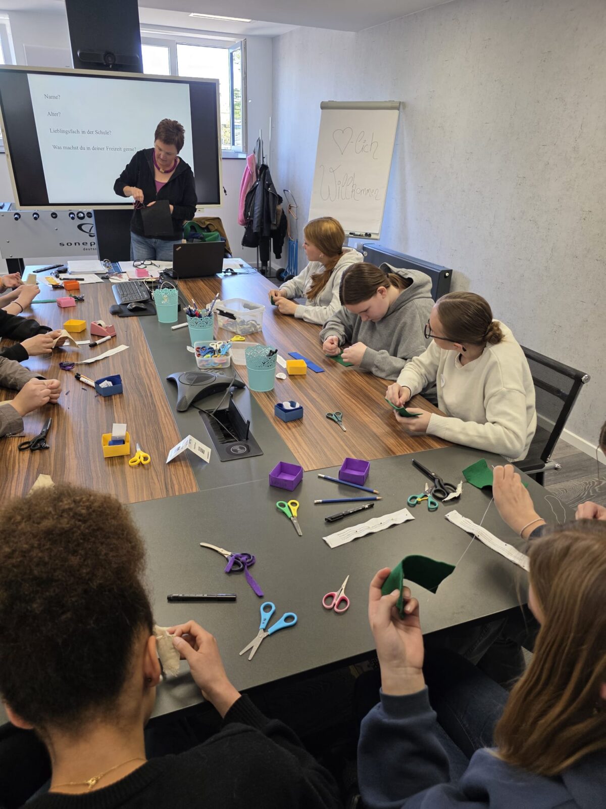 Mehrere junge Frauen trafen sich bei Elektro Kettel in Viersen. Foto: zdi