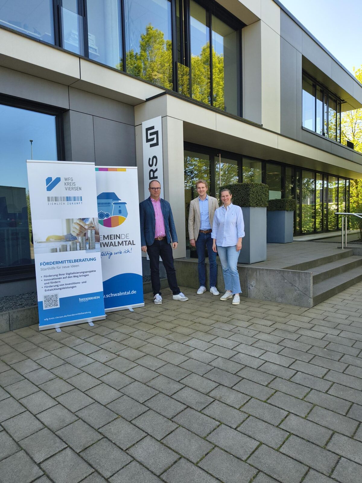 „Fördermittel unterwegs“ bei Gastgeber Sanders Tiefbau: (v.l.) Armin Möller (WFG), Dominik Seifert (Gemeinde Schwalmtal) und Alissa Mocken (Sanders). Foto: WFG
