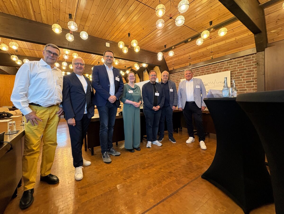 Moderator Prof. Dr. Thomas Merz (2.v.l.) begrüßte die Verantwortlichen des Abends: (v.l.) Udo M. Strenge (Interessenvereinigung Mittelständische Wirtschaft), Sebastian Barchnicki (Digital Sicher NRW), Jana Knuth (NIS2-Anlaufstelle NRW), Dawid Plaza (PK Office GmbH), WFG-Geschäftsführer Dr. Thomas Jablonski und Niederkrüchtens Bürgermeister Thomas Ricker. Foto: WFG